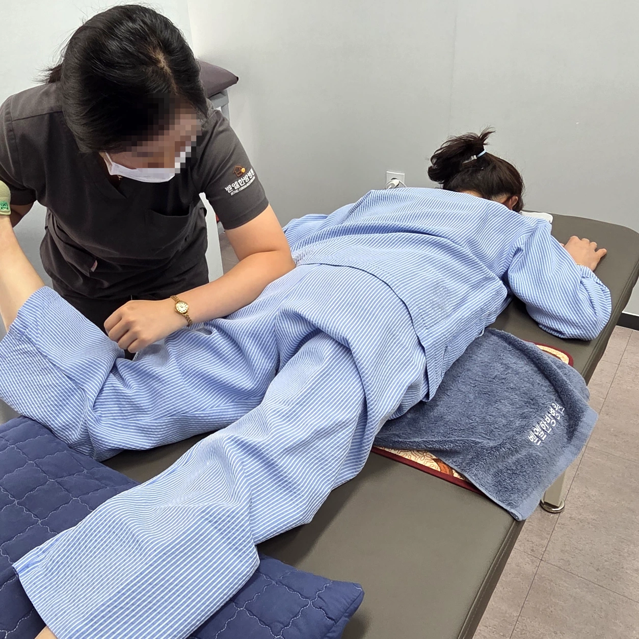 벧엘한방병원에서 도수치료를 시행하는 실제 장면