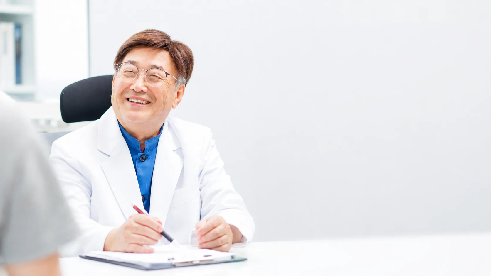 진료실에서 환자와 마주 앉아 상담하는 의료진