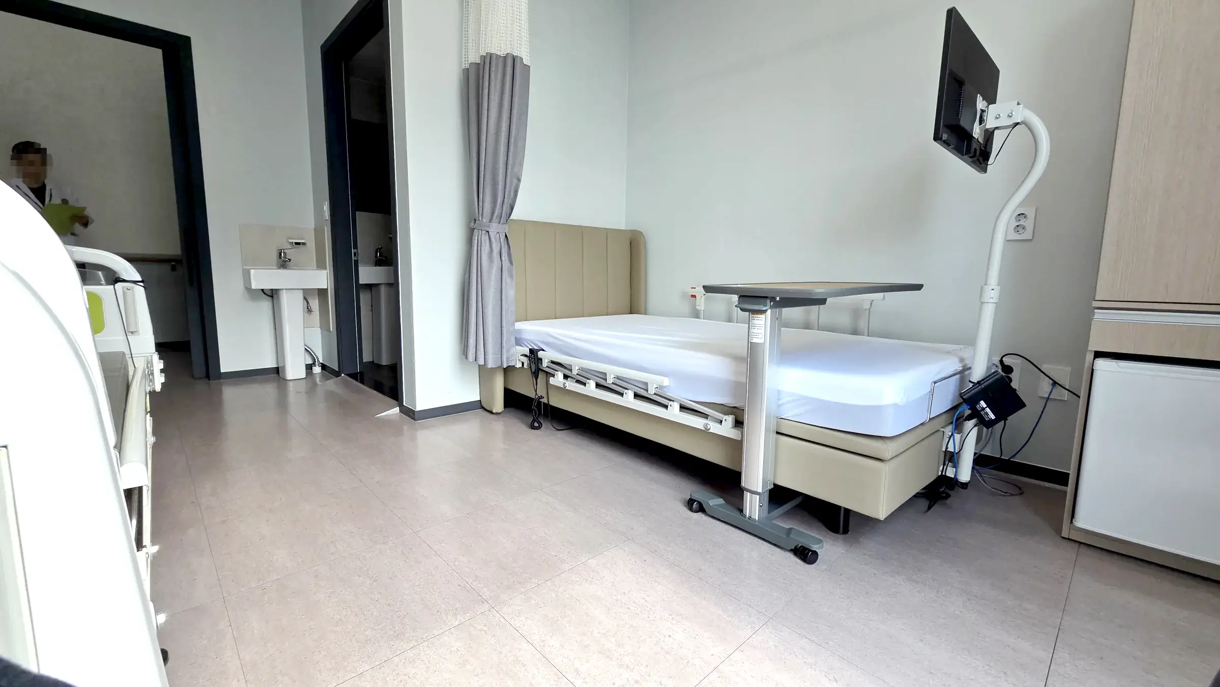 침상과 개인 생활공간을 갖춘 벧엘한방병원 입원실